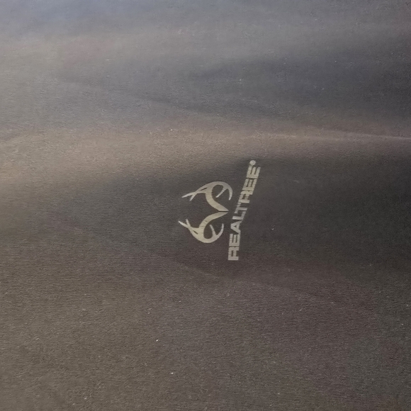 Men's Realtree black long sleeve performance shirt, size 2XL, in great condition - Picture 2 of 4